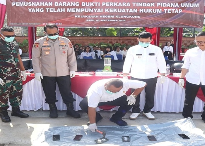 DIMUSNAHKAN : Kejari Klungkung melaksanakan pemusnahan barang bukti dari 18 perkara tindak pidana yang telah memiliki kekuatan hukum tetap (inkracht), Rabu (3/9/2025) pukul 09.00 WITA.