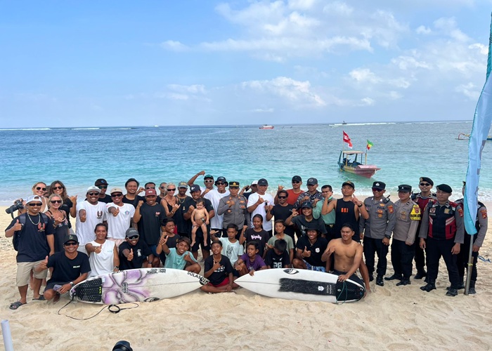 LOMBA:Polsek Nusa Penida mengerahkan personel untuk mengamankan jalannya pembukaan Lomba Surfing Tahun 2025 yang digelar di Perairan Shipwreck, Desa Jungutbatu, Kecamatan Nusa Penida, Rabu (3/9/2025).