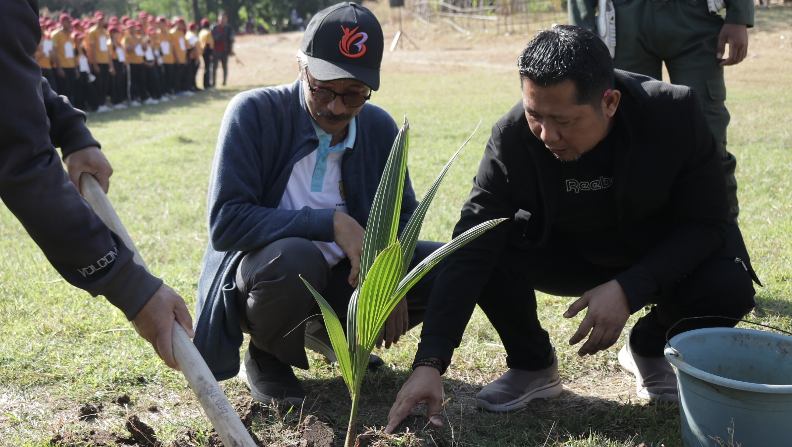 Rektor IMK, Prof Suwindia (kiri) saat menanam pohon kelapa di areal lahan IMK di Desa Patas, Kecamatan Gerokgak, Rabu (3/9) siang.