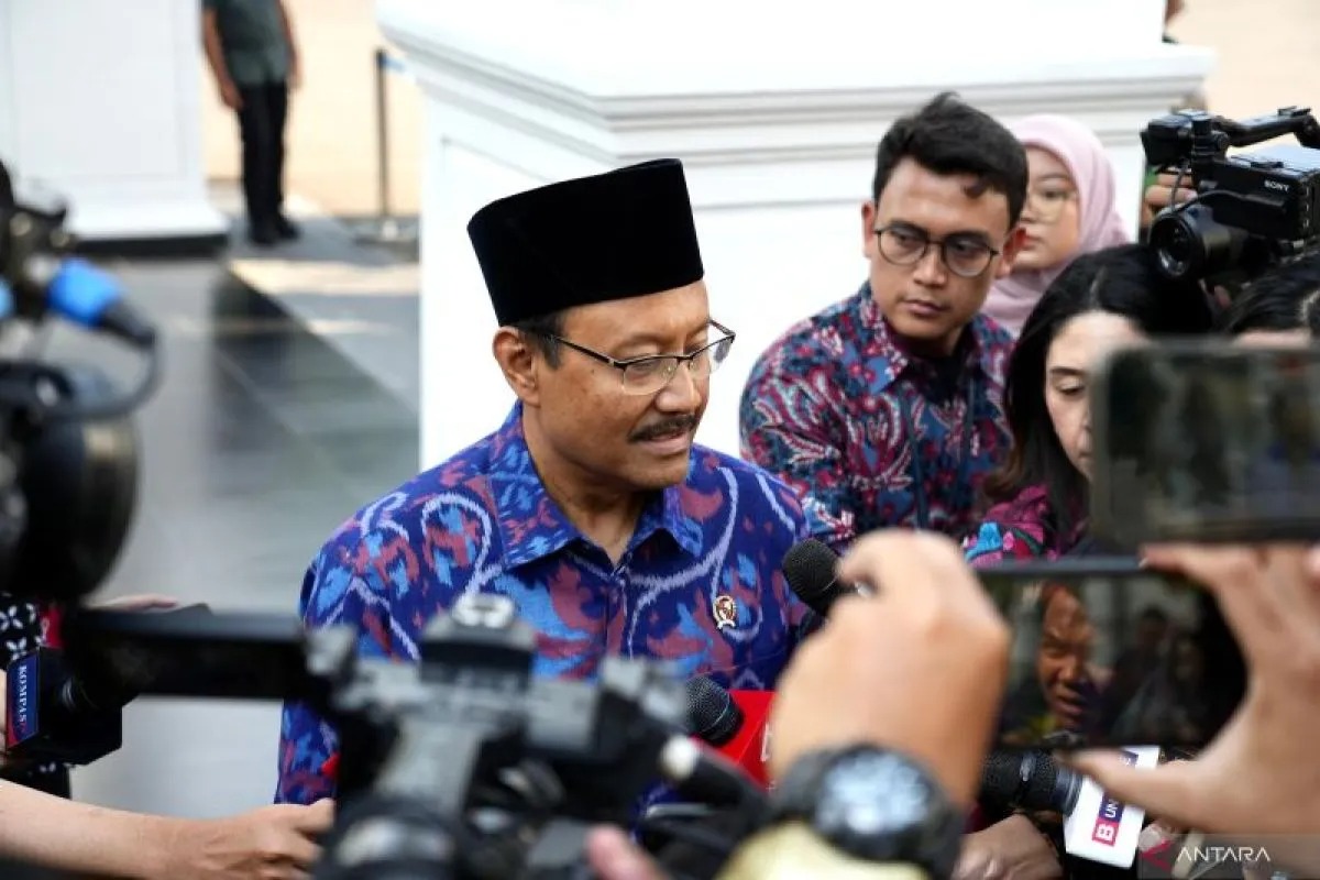 Menter Sosial Saifullah Yusuf menjawab pertanyaan pewarta seusai rapat terbatas di Istana Negara, Jakarta, Selasa (2/9/2025).