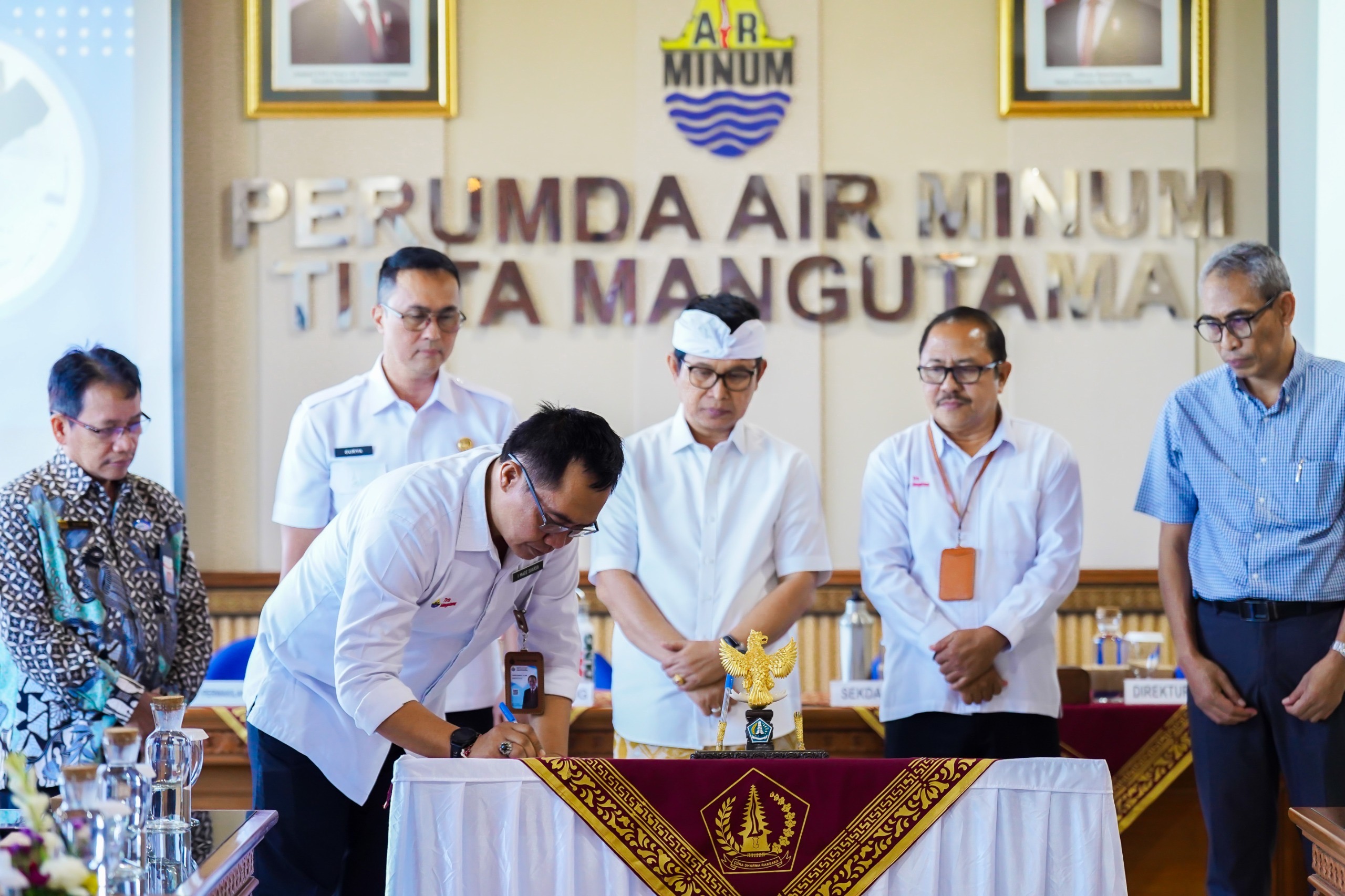 Bupati Adi Arnawa menyaksikan penandatanganan MoU antara Perumda Tirta Mangutama dengan PT. Pipa Ticini Bali di Ruang Rapat Perumda Air Minum Tirta Mangutama, Jl. Raya Kapal, Mengwi, Rabu (3/9).