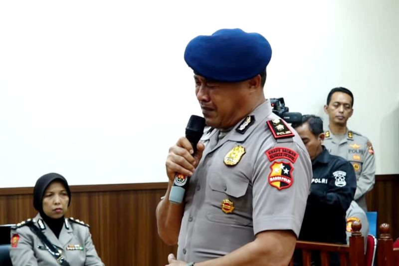 Kompol Kosmas K. Gae menangis saat berbicara dalam sidang etik di ruang sidang di Gedung TNCC Mabes Polri, Jakarta, Rabu (3/9/2025).