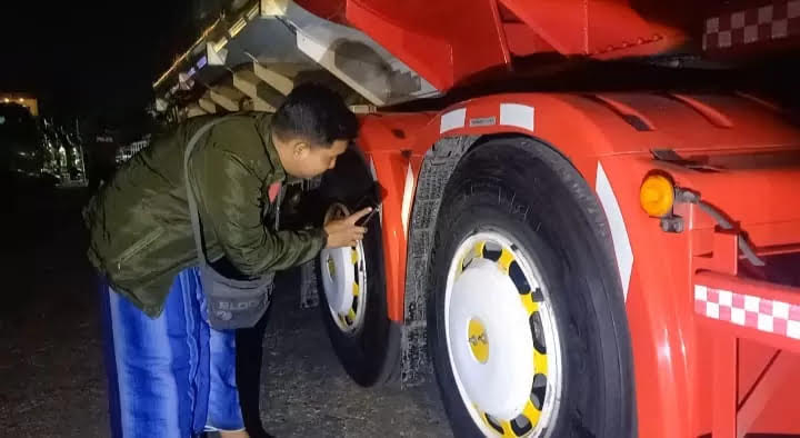 Kecelakaan maut melibatkan dua sepeda motor dan satu truk kontainer Pertamina terjadi di Jalan Raya Desa Pandanwangi, Kecamatan Diwek, Kabupaten Jombang, Selasa (2/9/2025) malam.