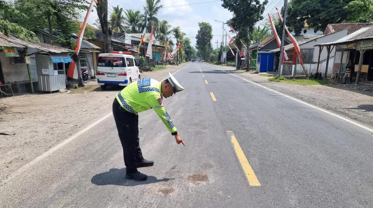 Anggota Unit Laka Satlantas Polres Jember di TKP kecelakaan, jalan raya Desa Langkap, Kecamatan Bangsalsari Minggu (31/8/2025).