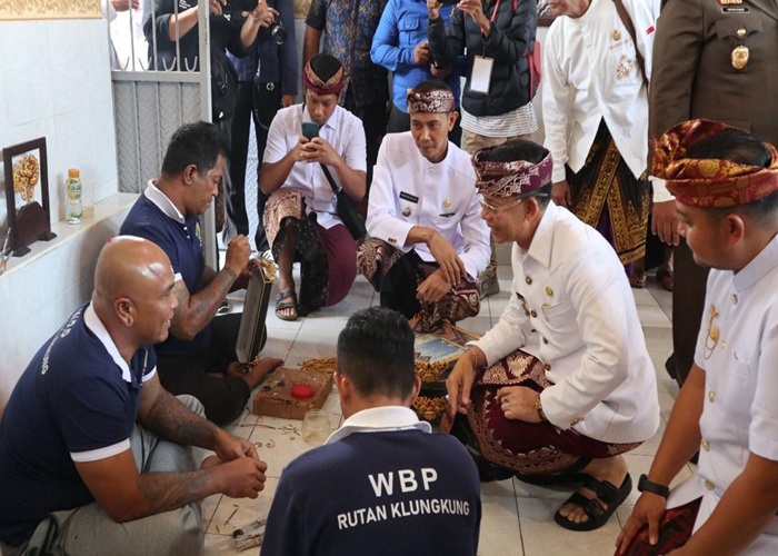 TERAMPIL : Warga binaan Rutan Klungkung menunjukkan kebolehan membuat produk-produk kerajinan tanngan.