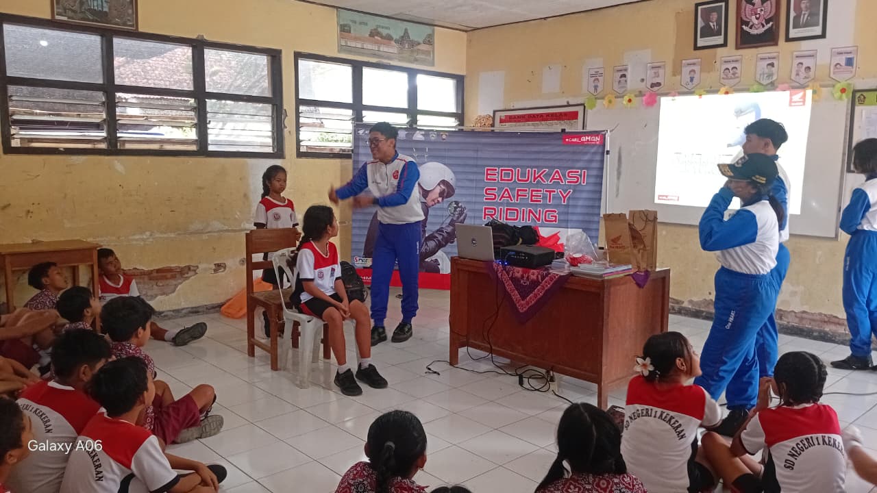 Astra Motor Bali bersama Duta Safety Riding dari SMAN Bali Mandara menggelar edukasi keselamatan berkendara untuk 75 muridnya.