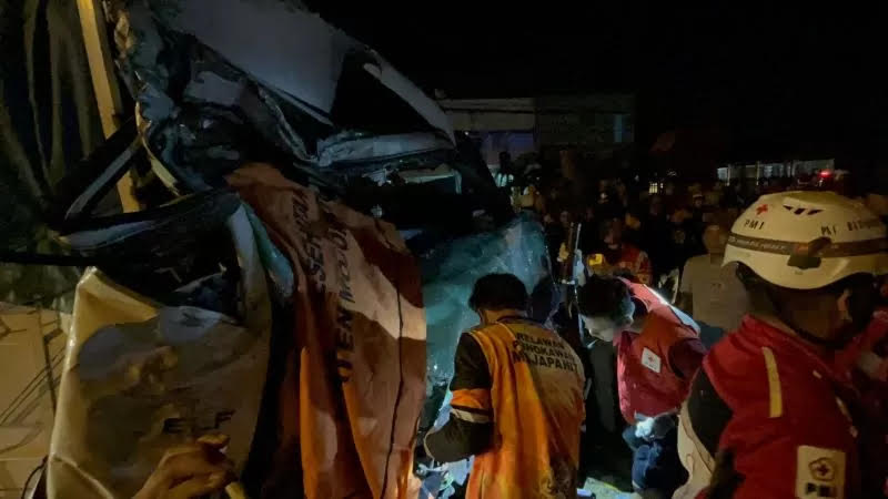 Petugas berusaha mengevakuasi korban yang terjepit di kabin truk, Senin (1/9/2025) malam.