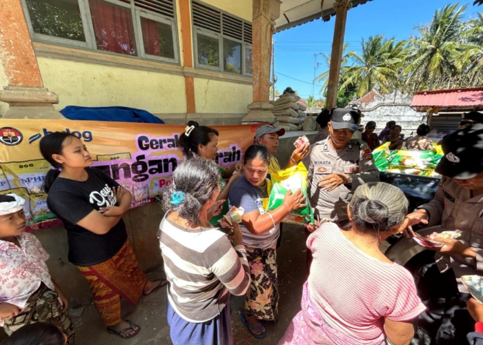 DISERBU : Gerakan Pangan Murah dengan menyalurkan beras Stabilisasi Pasokan dan Harga Pangan (SPHP) oleh Polsek Nusa Penida.