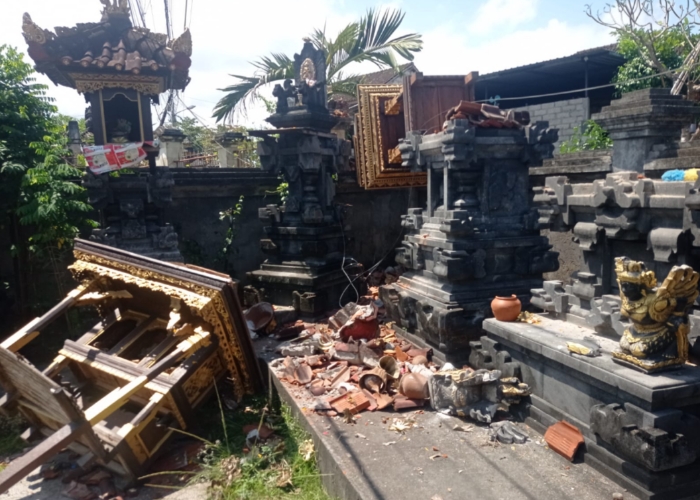 TERSERET : Tiga palinggih di Pura Dadia Penataran Tangkas, Lingkungan Pebukit, Kelurahan Karangasem, mengalami kerusakan berat.