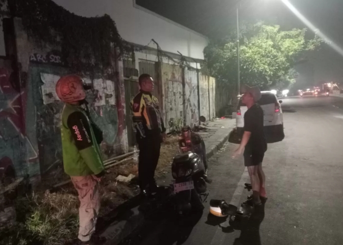 BARANG BUKTI: Polisi sedang berada di TKP, usai menolong korban kecelakaan, Jumat (5/9).