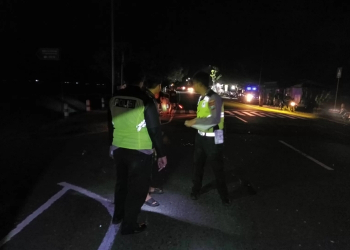 OLAH TKP : Petugas Satlantas Polres Pacitan saat melakukan olah TKP kecelakaan beruntun di Jalur Lintas Selatan, Kamis (4/9).