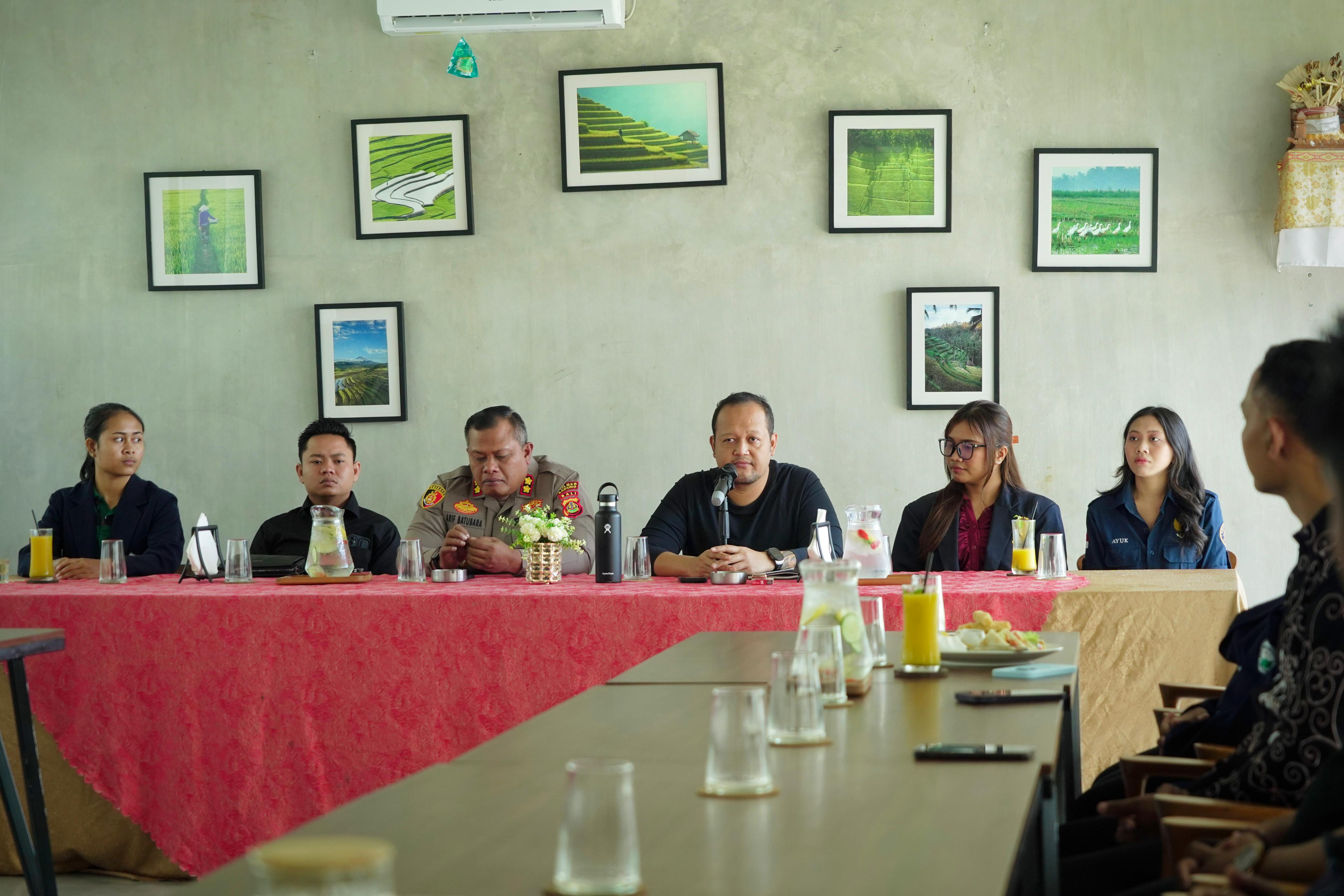 Wabup Badung, Bagus Alit Sucipta saat menggelar pertemuan dengan Polres Badung, BEM dan LSM di Desa Darmasaba, Kecamatan Abiansemal, Jumat (5/9).