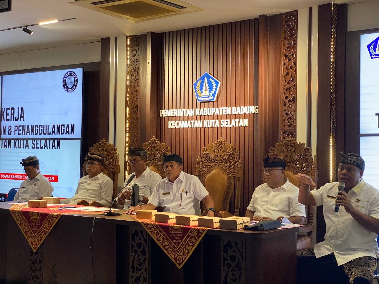 Komisi II DPRD Badung saat menggelar rapat penanganan sampah di Kantor Camat Kuta Selatan, Kamis (4/9).