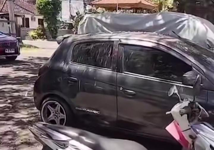 Penemuan sesosok mayat di dalam mobil di perumahan Wisma Nusa Dua Permai