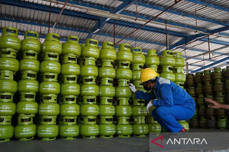 Petugas memeriksa LPG subsidi siap distribusi di salah satu stasiun pengisian bulk elpiji (SPBE) di Denpasar, Bali, Jumat (5/9/2025).