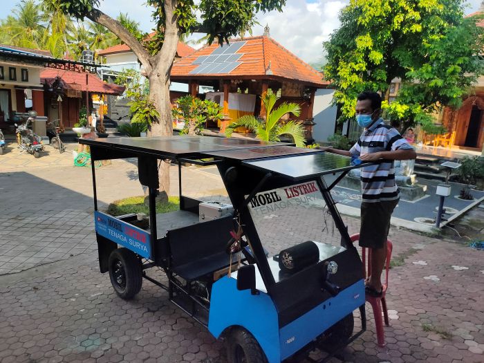 I Putu Dedi Wihartama Griadhi membersihkan mobil listrik rakitannya.