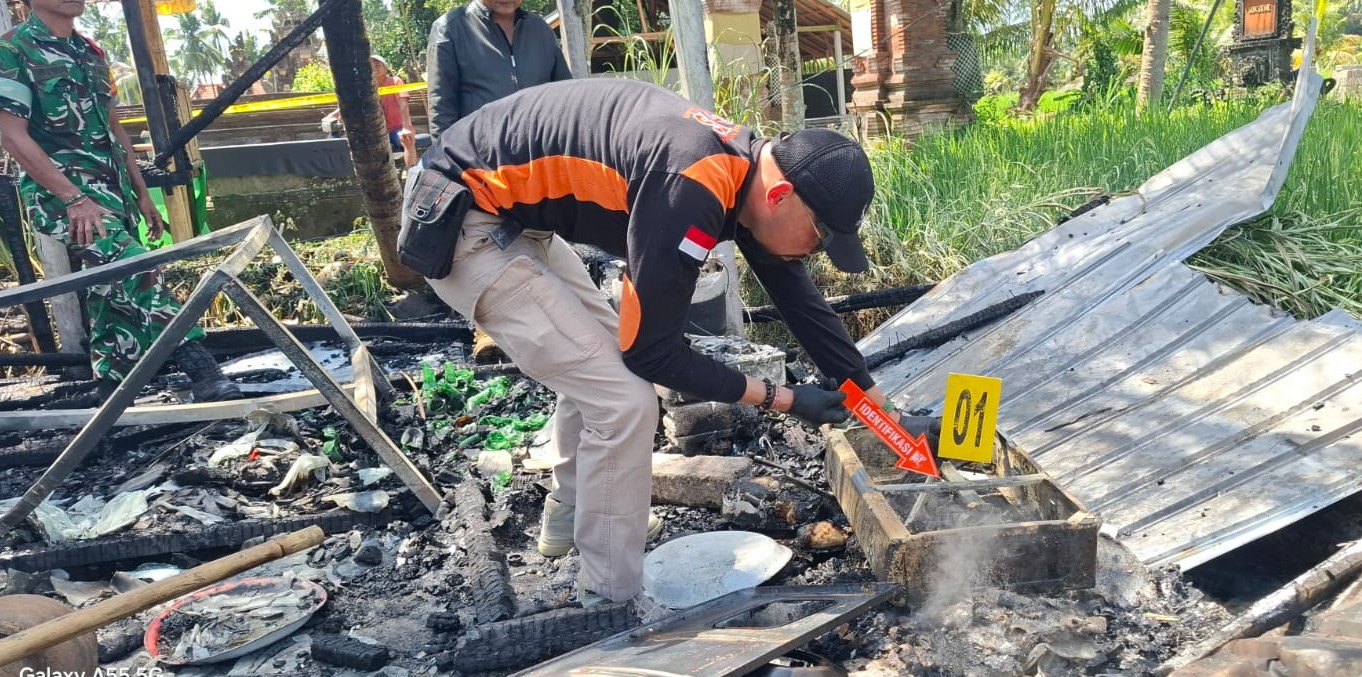 Tim Identifikasi melakukan olah TKP kebakaran warung di pos pacalang di Desa Abuan, Kecamatan Susut, Bangli, Jumat (5/9/2025).
