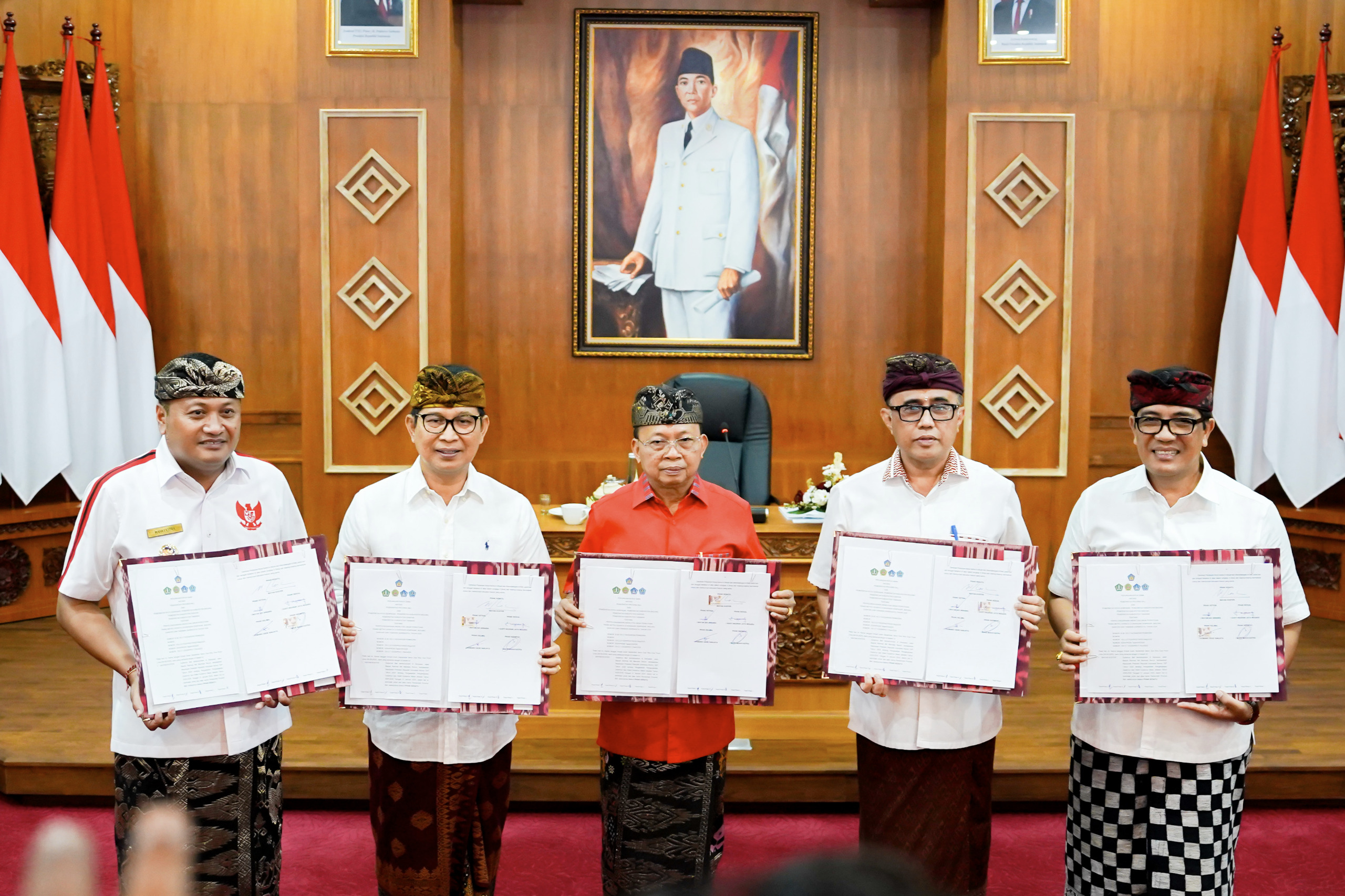 Bupati Wayan Adi Arnawa menandatangani naskah perjanjian kerjasama penyelenggaraan angkutan umum perkotaan Trans Metro Dewata di kawasan Sarbagita tahun 2026 di Gedung Kertha Sabha, Kamis (4/9).