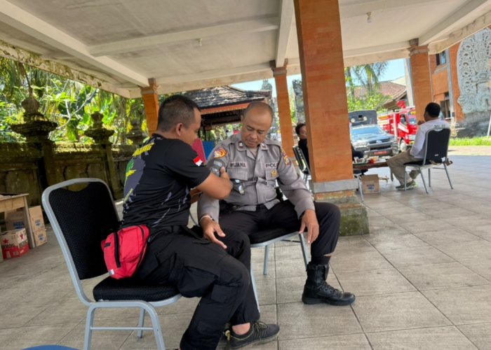 DIPERIKSA : Dokkes Polres Klungkung memberikan pelayanan kesehatan bagi personel yang bertugas menjaga pengamanan di sejumlah kantor pemerintahan, Jumat (5/9/2025).