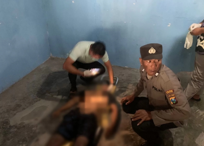 DIEVAKUASI : Anggota Polsek Wringinanom dibantu tim medis saat mengevakuasi korban di Dusun Krajankidul, Desa Kesambenkulon, Kecamatan Wringinanom, Gresik.