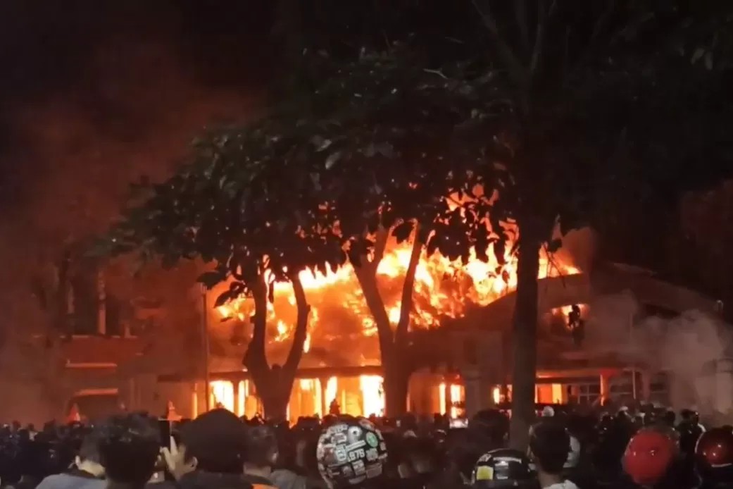Gedung Grahadi yang menjadi rumah dinas Gubernur Jatim dibakar massa yang melakukan aksi unjuk rasa. (Platform X)