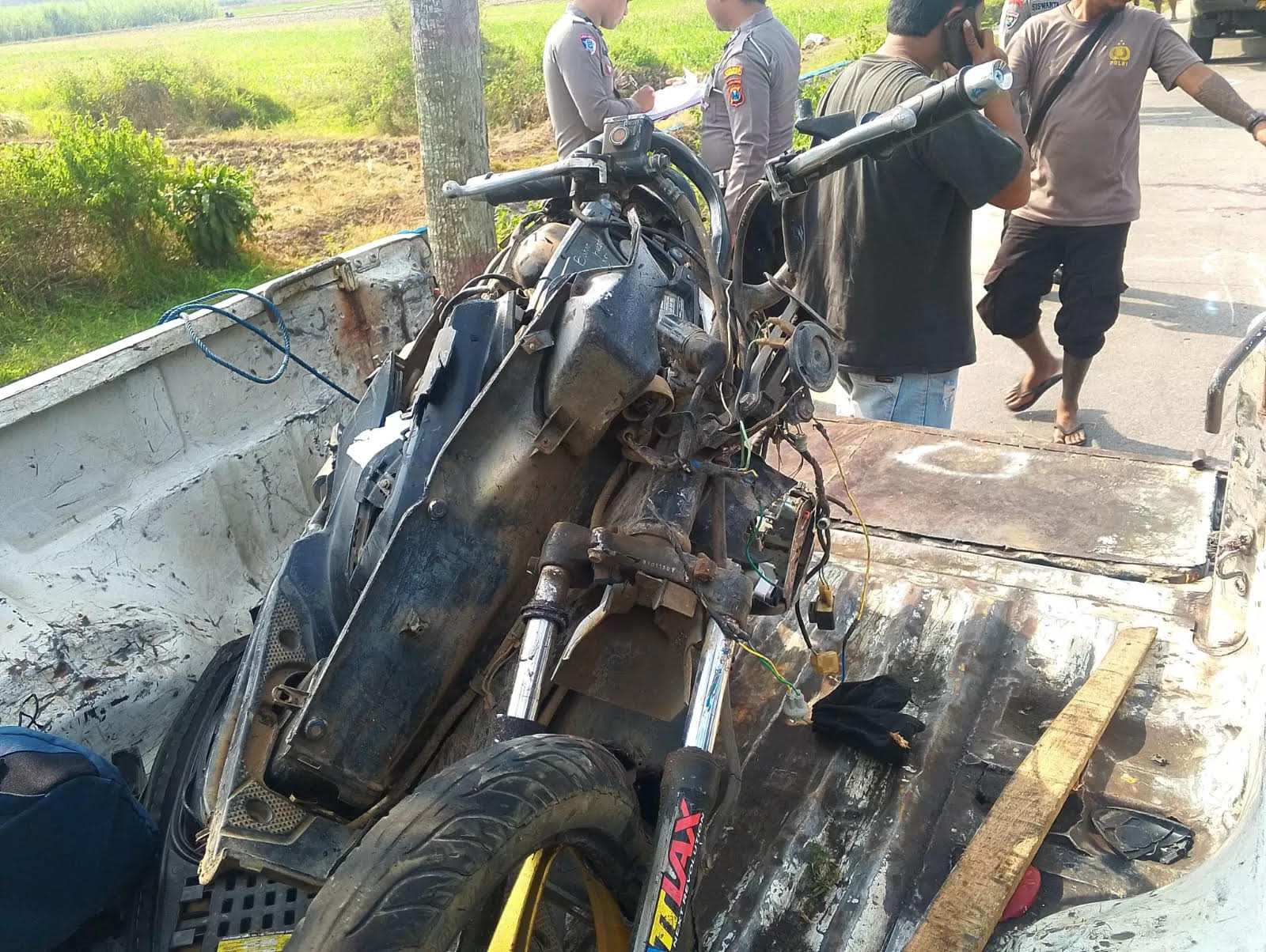 Kecelakaan maut terjadi di Jalan Raya Desa Banjaragung, Kecamatan Bareng, Kabupaten Jombang, Kamis (4/9/2025) sekitar pukul 13.30 WIB. Sebuah sepeda motor menabrak truk yang hendak berbelok.