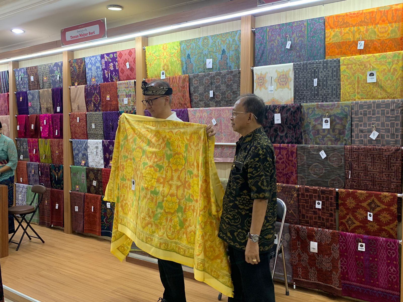BORONG: Menteri Perindustrian RI, Agus Gumiwang Kartasasmita, berkesempatan mengunjungi pameran IKM Bali Bangkit di Taman Budaya Art Center, Denpasar, pada Sabtu (6/9).