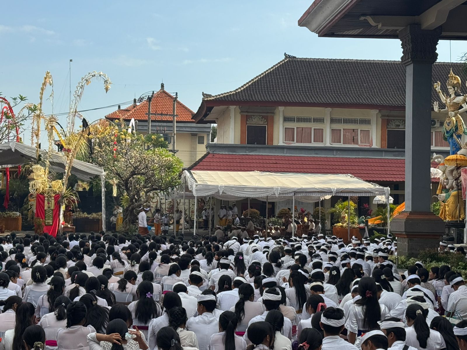 PERSEMBAHYANGAN: Ribuan siswa tampak mengikuti persembahyangan Hari Raya Saraswati di halaman depan SMAN 4 Denpasar
