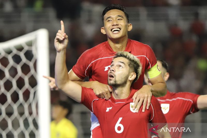 Sandy Henny Walsh (bawah) berselebrasi bersama Rizky Ridho Ramadhani usai mencetak gol ke gawang Timnas Taiwan, Jumat (5/9/2025).