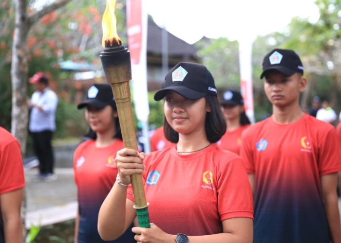 DISAMBUT : Penyambutan kirab Api Pekan Olahraga Provinsi (Porprov) Bali XVI di Kabupaten Klungkung, Minggu (7/9/2025).