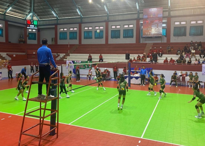 TELAK : Tim voli putri Karangasem sukses menumbangkan tim voli putri Jembrana dengan skor telak 3-0 (25-14, 25-12, 25-15).