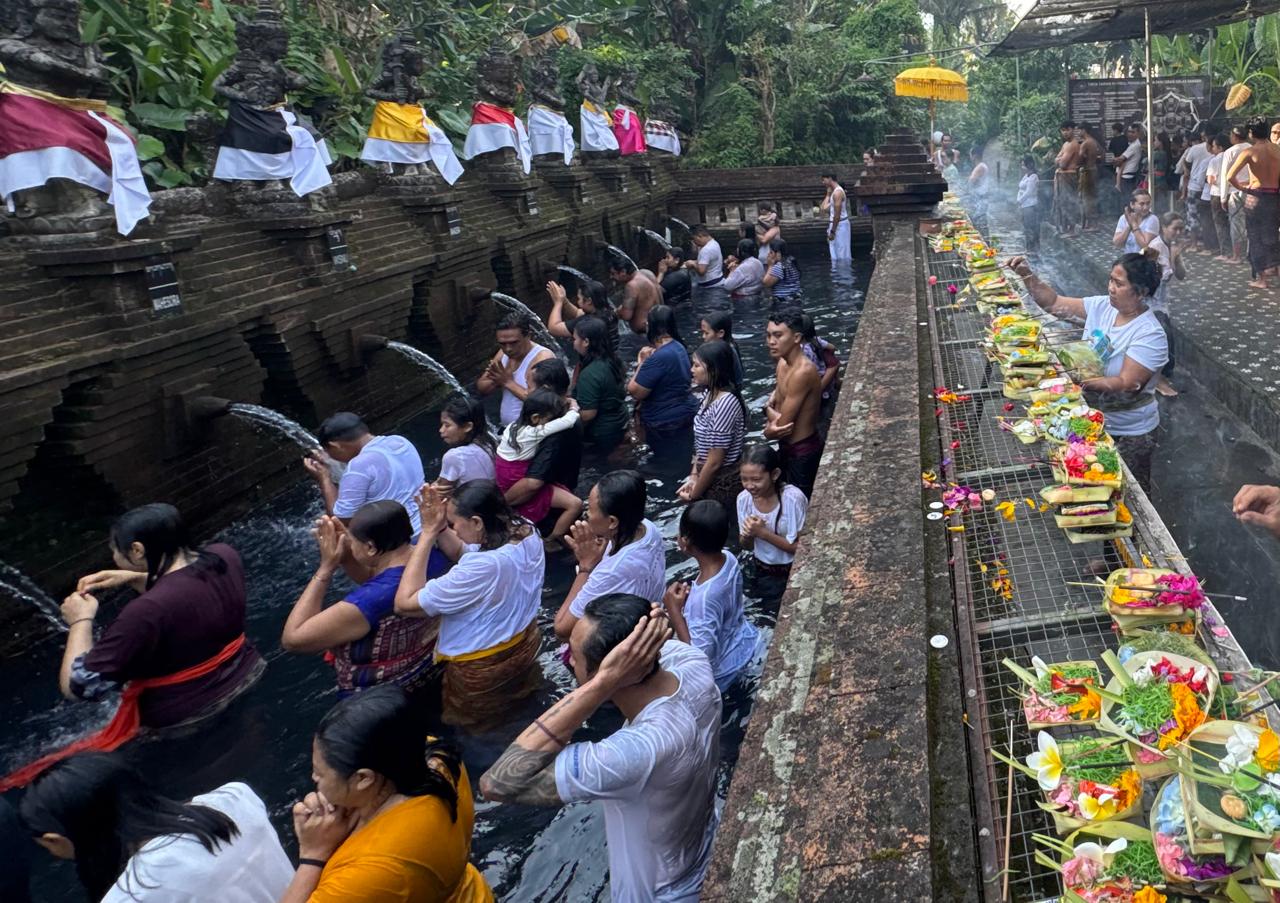 Umat Hindu saat melakukan pengelukatan di Tirta Taman Mumbul Pangelukatan Pancoran Solas, Desa Sangeh, Kecamatan Abiansemal, Minggu (7/9).
