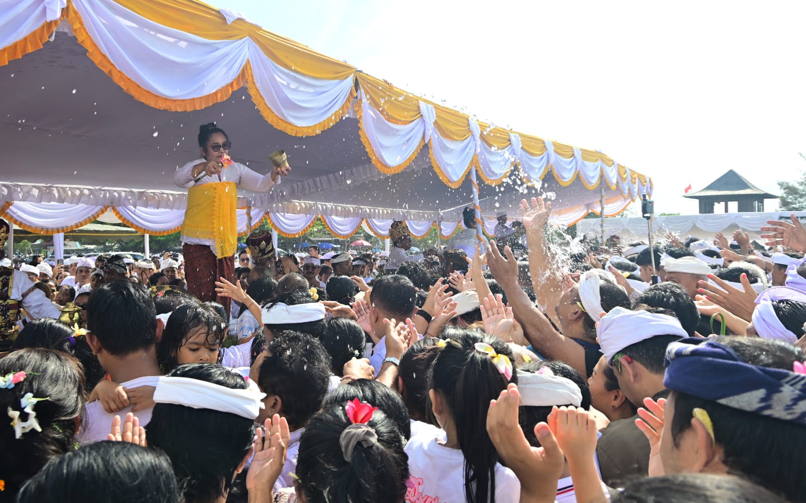 Peaksanaan pangelukatan agung banyu pinaruh yang diikuti ribuan umat hindu di Pantai Mertasari, Sanur, Minggu (7/9).