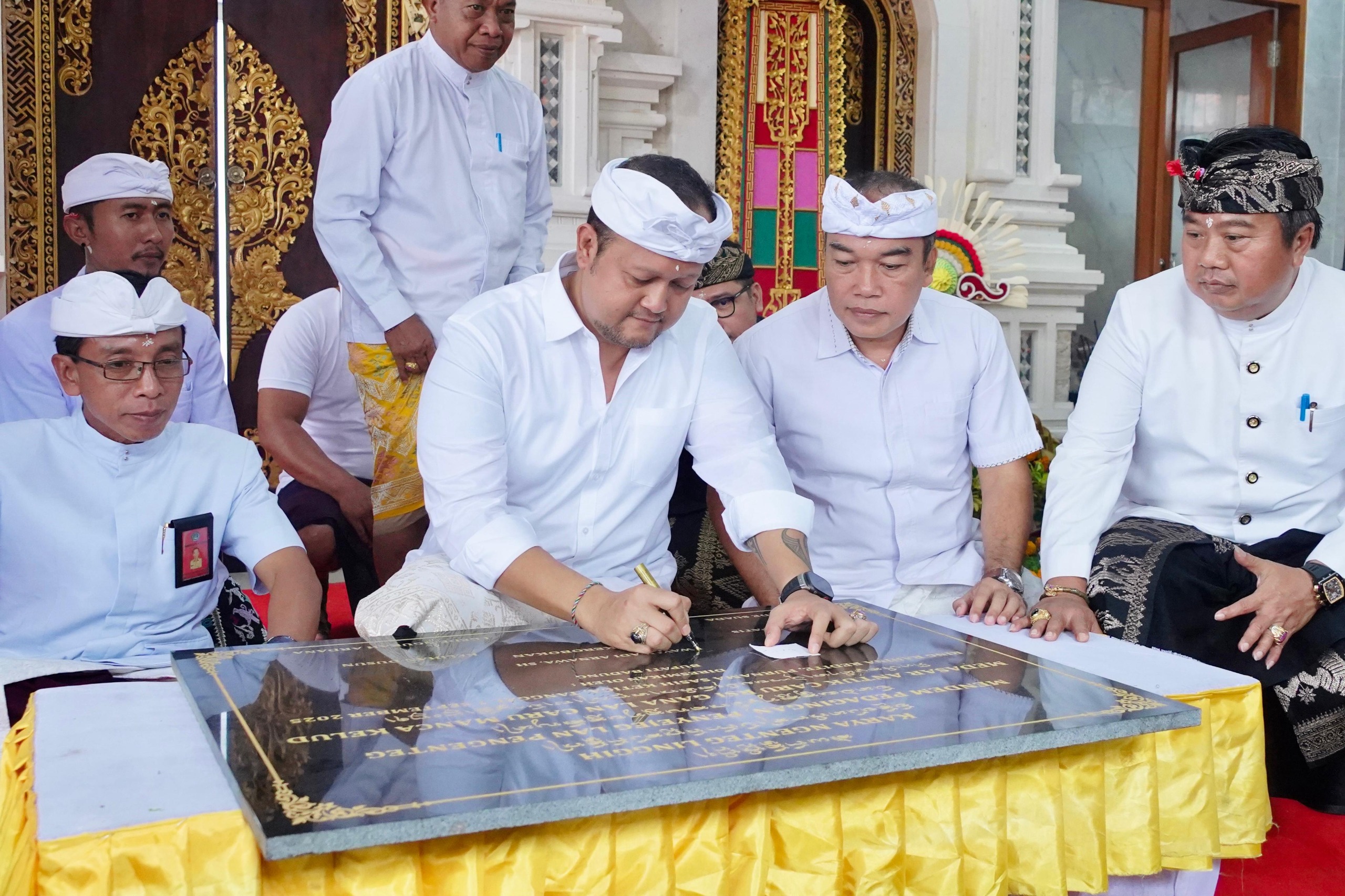 Wabup Bagus Alit Sucipta saat menghadiri upacara Ngenteg Linggih, di Pura Begawan Penyarikan, Banjar Kerobokan, Desa Munggu, Kecamatan Mengwi, Badung, Minggu (7/9).