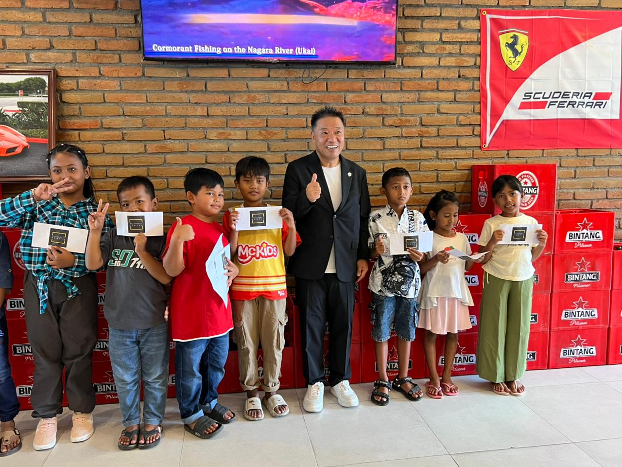 Founder Bintang Carnival Beach Club, Tomoaki Hayakawa, bersama sebagian anak-anak yang diundang dalam pesta amal