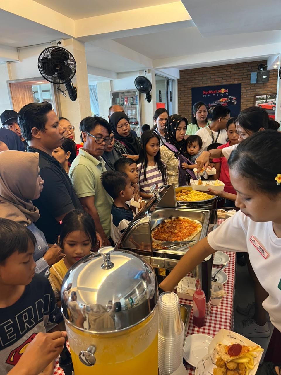 Charity Party yang berlangsung di Bintang Carnival Beach Club, Pantai Kelan, dan diikuti oleh 168 anak beserta 10 guru pendamping.