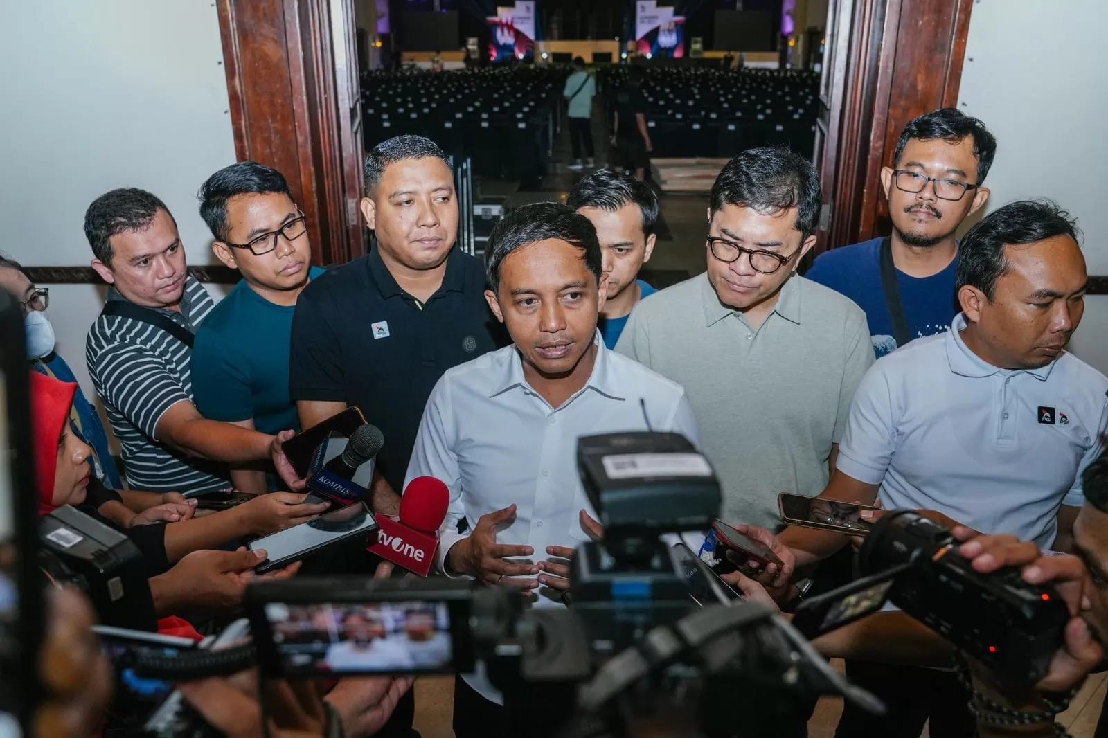 Menhut Raja Juli Antoni (tengah).