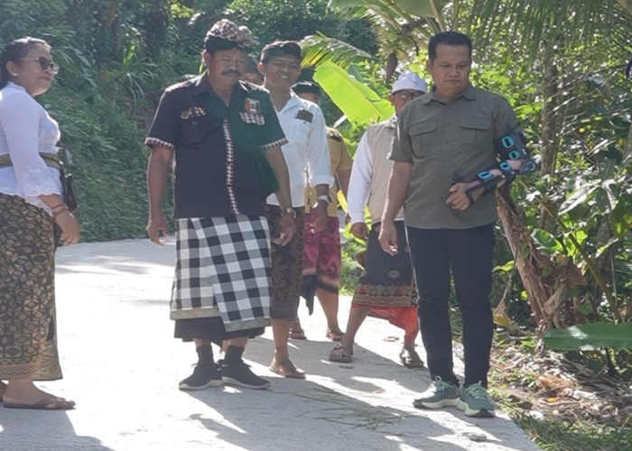 CEK : Bupati Jembrana I Made Kembang Hartawan saat meninjau jalan rabat beton di Banjar Munduk Tumpeng, Desa Berangbang.