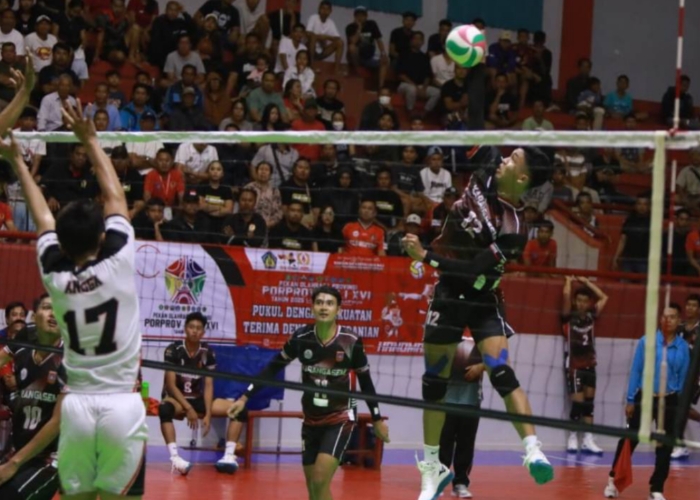 BERTANDING : Tim tuan rumah sukses menundukkan tim Kabupaten Klungkung dengan skor telak 3-0.