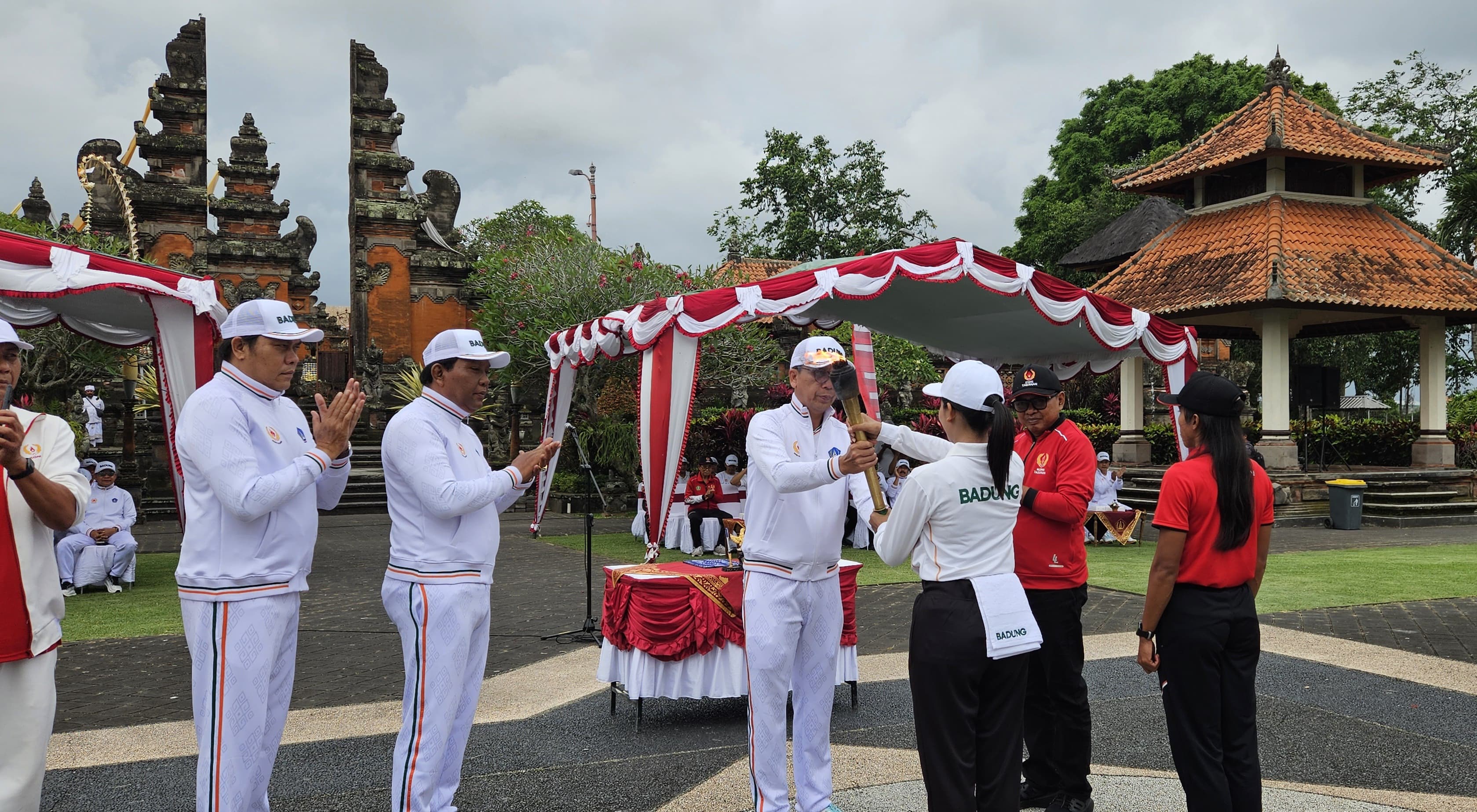 Kirab api obor Porprov Bali XVI 2025 yang diterima di Puspem Badung, Senin (8/9).