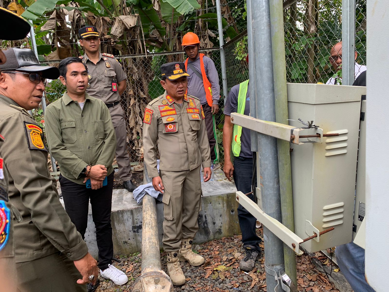 Proses pembongkaran tower monopol bodong di Desa Gerih, Kecamatan Abiansemal, Senin (8/9).