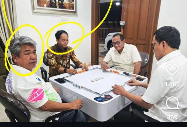 Viral sebuah foto yang memperlihatkan Menhut Raja Juli bermain domino dengan tersangka pembalak liar