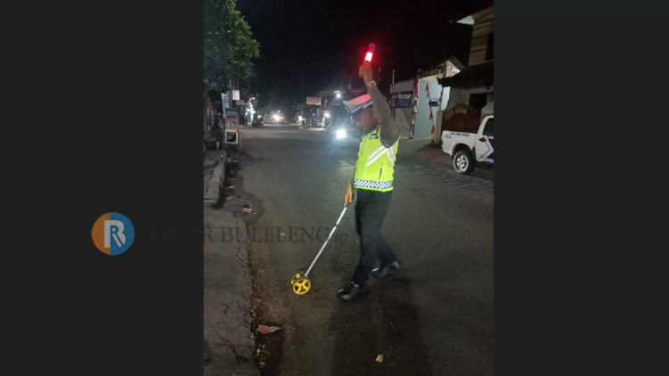 Polisi melakukan olah TKP di lokasi kejadian lansia jadi korban tabrak lari