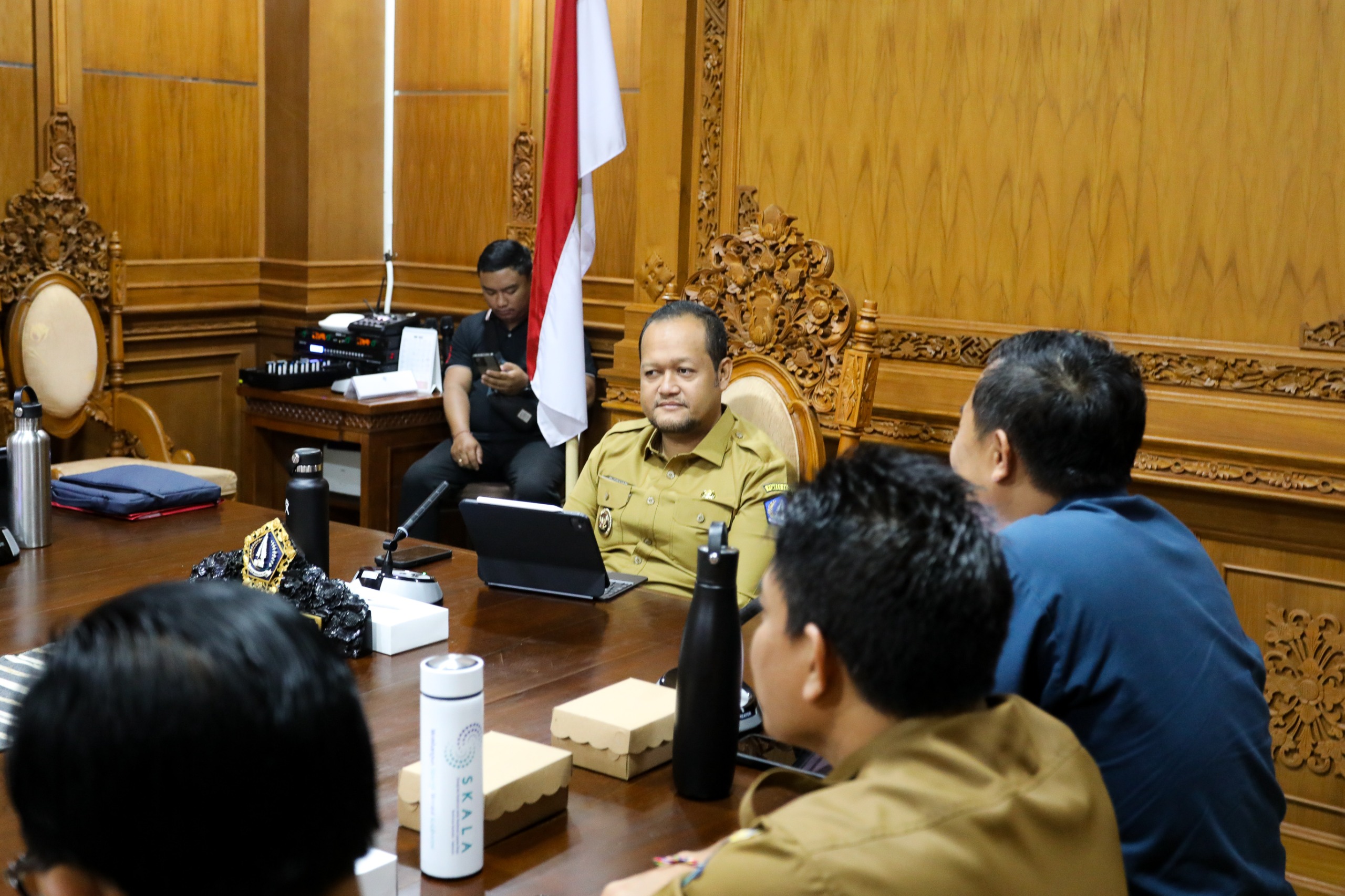 Wabup Bagus Alit Sucipta saat mengikuti Rakor Pengendalian Inflasi Tahun 2025 secara daring di Ruang Nayaka Gosana I, Puspem Badung, Senin (8/9).