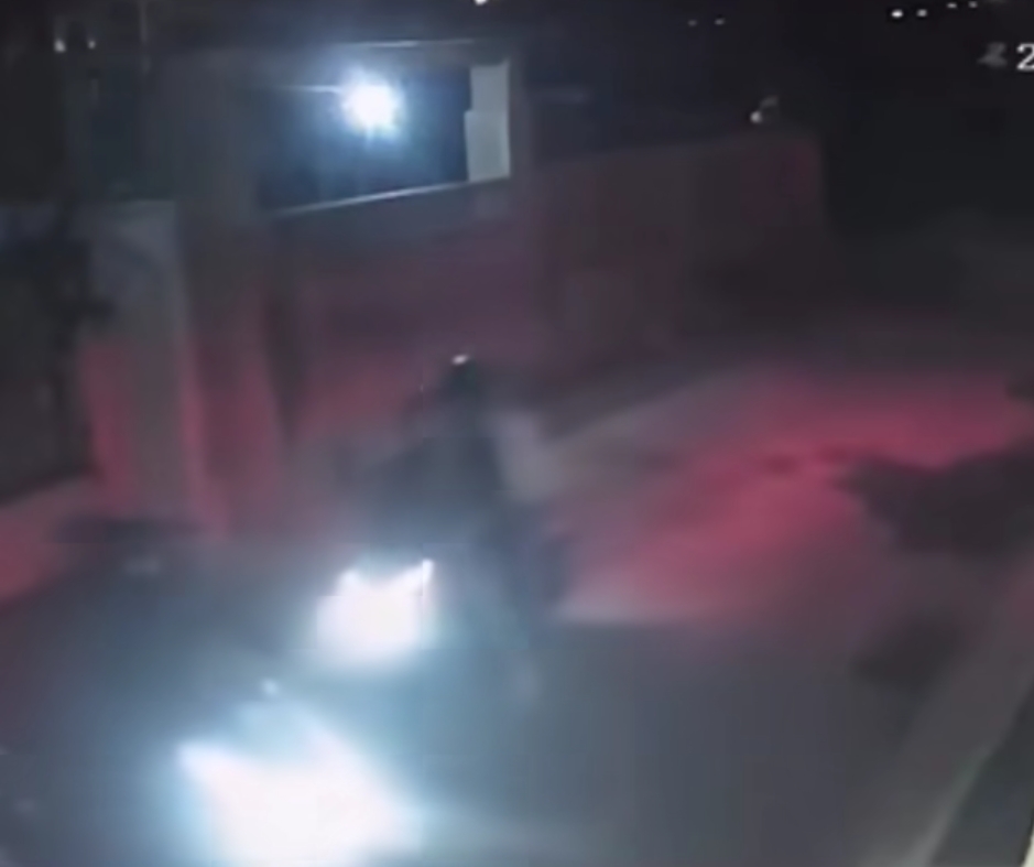 Tangkapan layar unggahan akun medsos @kutaselatan.news menunjukan rekaman CCTV wisatawan kena jambret di Jimbaran. (Bali Express/Istimewa)