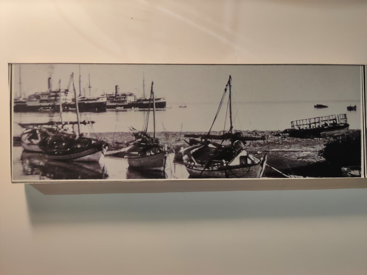 Wajah Pelabuhan Pabean Buleleng pada tahun 1800-an saat masih berfungsi sebagai pelabuhan bongkar muat.