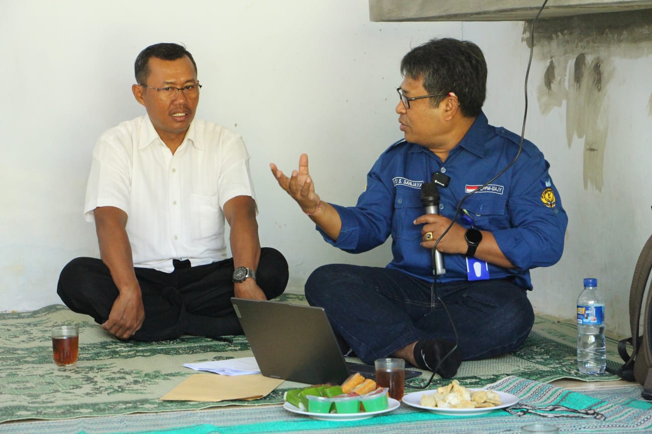 Prof. Putu berdiskusi dengan ketua KUB Ulva Sari, Suradal.