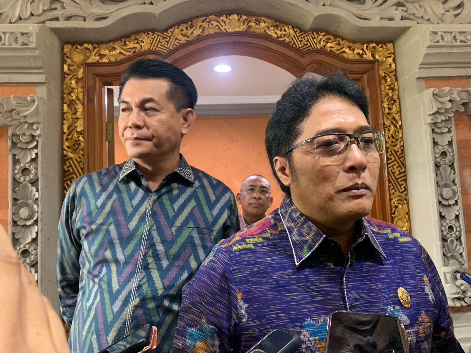 TUNJANGAN: Wakil Gubernur Bali I Nyoman Giri Prasta bersama dengan Ketua DPRD Bali Dewa Made Mahayadnya
