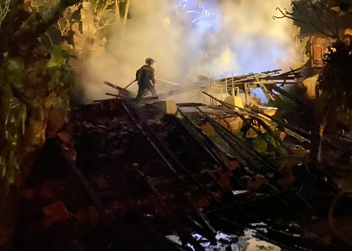 TERBAKAR : Kebakaran hebat melanda areal Pura Dalem Ubud, Kecamatan Ubud, Kabupaten Gianyar, pada Senin (8/9/2025) malam.