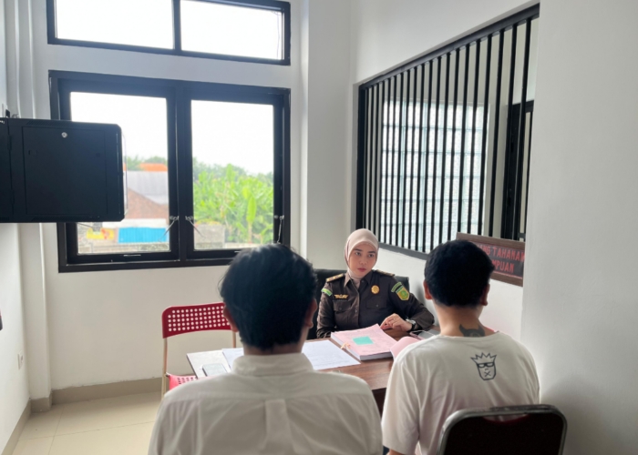 Kejaksaan Negeri (Kejari) Gianyar resmi menerima pelimpahan tersangka kasus pencurian berinisial K.N.P. beserta barang bukti dari penyidik Polres Gianyar.